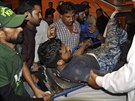 Záchranái vyvádjí z prostor terminálu letit v Karáí zranného...
