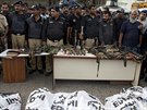 Pákistánská policie ukazuje zabavené zbran a tla obtí po útoku na...