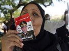 Stoupenkyně nového egyptského prezidenta Abdala Fattáha Sísího líbá jeho fotku,...