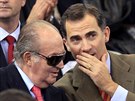panlský král Juan Carlos a korunní princ Felipe bhem tenisového...
