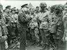 Velitel spojeneckých sil generál Dwight D. Eisenhower hovoí s americkými...