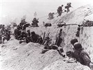 Vojáci osmého pího pluku americké armády krátce po vylodní na plái Utah....