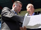 éf Baníku Ostrava Petr afarík ukazuje ministrovi vnitra MIlanu Chovancovi,...