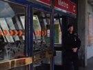 Policista u vchodu do stanice metra Vltavská