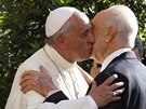 Pape Frantiek se ve Vatikánu zdraví s izraelským prezidentem imonem Peresem....