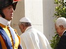 Pape Frantiek vítá ve Vatikánu palestinského prezidenta Mahmúda Abbáse. (8....