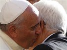 Pape Frantiek vítá ve Vatikánu palestinského prezidenta Mahmúda Abbáse. (8....
