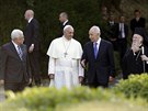 Pape Frantiek pijal ve Vatikánu prezidenty Izraele a Palestiny imonem...