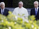 Pape Frantiek pijal ve Vatikánu prezidenty Izraele a Palestiny imonem...