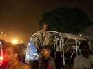 Na mezinárodním letiti v Karáí zaútoila skupina ozbrojených terorist. (8....