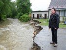 Pavel Kopecký z Jesenicka ped svým domem ohroeným povodní