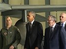 Prezident USA Barack Obama pi návtv v Polsku prochází ped letounem F-16.