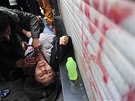 Protesty v centru Istanbulu. Policisté proti demonstrantm zasáhli slzným...