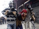 Protesty v centru Istanbulu. Policisté proti demonstrantm zasáhli slzným...