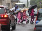 Denn� p�ejdou Havl��kovu ulici v Havl��kov� Brod� pod nemocnic� stovky d�t�. Ze...