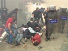 Turecká policie pouila proti demonstrantm slzný plyn.