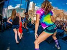 Cannabis Culture Music Festival v USA pi nm dívka pedvádí tanec twerk.