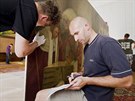 Sthování obrazu od Alfonse Muchy z rokycanské radnice na výstavu v Hluboké nad...