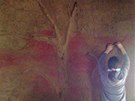 Uvnit Domeku vyrostl strom z hlíny jako dekorace na hlinné omítce.