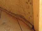  Místo podlahové lity je u kulaté zdi podlaha lemovaná jednodue provázkem.