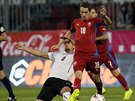 Rakouský fotbalista Stefan Ilsanker (vlevo)se snaí zastavit prnik Tomáe...