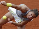 Italská tenistka Sara Erraniová ve tvrtfinálovém souboji s Andreou...