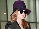Jennifer Lawrence ve fialovém klobouku a tmavých brýlích na londýnském letiti...
