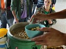 Kadou první nedli v msíci rozdávají aktivisté ze sdruení Food not bombs pod...