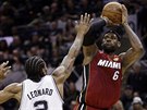 LeBron James (vpravo) z Miami stílí na ko San Antonia pes svého dvorního...