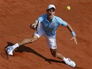 Srbský tenista Novak Djokovi odehrává balon ve finále Roland Garros proti