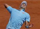 MÁM HO. Srbský tenista Novak Djokovi se natahuje po míku, který na nj ve