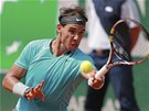 RETURN. Rafael Nadal ve finále paíského grandslamu vrací mí Novaku
