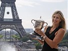 Tenistka Maria Šarapovová pózuje s trofejí pro vítězku Roland Garros před