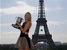 Tenistka Maria arapovová se fotí s pohárem pro vítzku paíského Roland