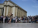 Fotografové se shlukli, aby zabrali ruskou krásku Marii arapovovou, jak pózuje