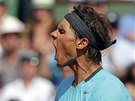 Rafael Nadal slaví úspch ve finále Roland Garros proti Novaku Djokoviovi. 