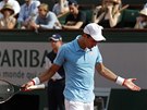 Srbský tenista Novak Djokovi se zlobí po neúspné výmn ve finále Roland