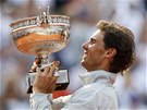 ZNÁMÁ TROFEJ. Rafael Nadal podeváté zvedá pohár Muketýr pro vítze Roland