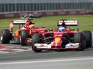 Oba piloti Ferrari Fernando Alonso (v popedí) a Kimmi Räikkönen jedou...