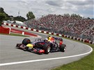 Australský pilot Daniel Ricciardo krouí s monopostem Red Bull na trati v