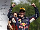 Jezdec stáje Red Bull Daniel Ricciardo slaví v Kanad své první vítzství...
