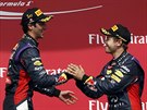 GRATULACE OD MISTRA. Sebastian Vettel blahopeje týmovému kolegovi Danielu...