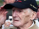 Jim Martin, 93letý veterán, znovu seskoil padákem na plá Utah v Normandii (5....