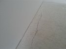 Nedostaten iroká dilatace podlahy od zdiva. Pi rozpínání podlahy v lét by...