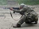 Prorutí rebelové bhem boj s ukrajinskými jednotkami na pedmstí Luhansku