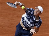 esk tenista Tom Berdych bojuje ve tvrtfinle Roland Garros sm se sebou.