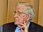 Noam Chomsky pi sv pednce na prask Akademii vd. (2. ervna 2014)