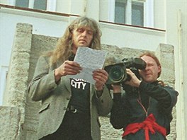 Jiří B. Šerý na archivním snímku z roku 2000 při jedné z performancí teplické...