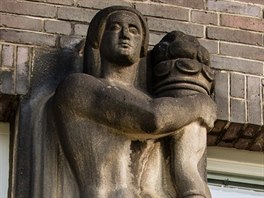 Autorem soch nad vstupem do budovy je berlínský sochař Hugo Lederer. Každá ze...