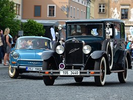 Tém osm desítek historických automobil a motocykl se o tomto víkendu...